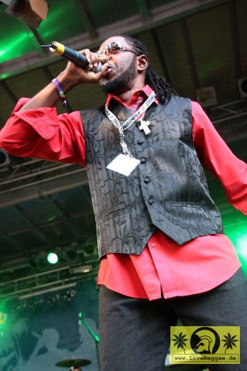 Hawkeye (Jam) with The House Of Riddim Band 17. Reggae Jam Festival - Bersenbrueck 05. August 2011 (3).JPG